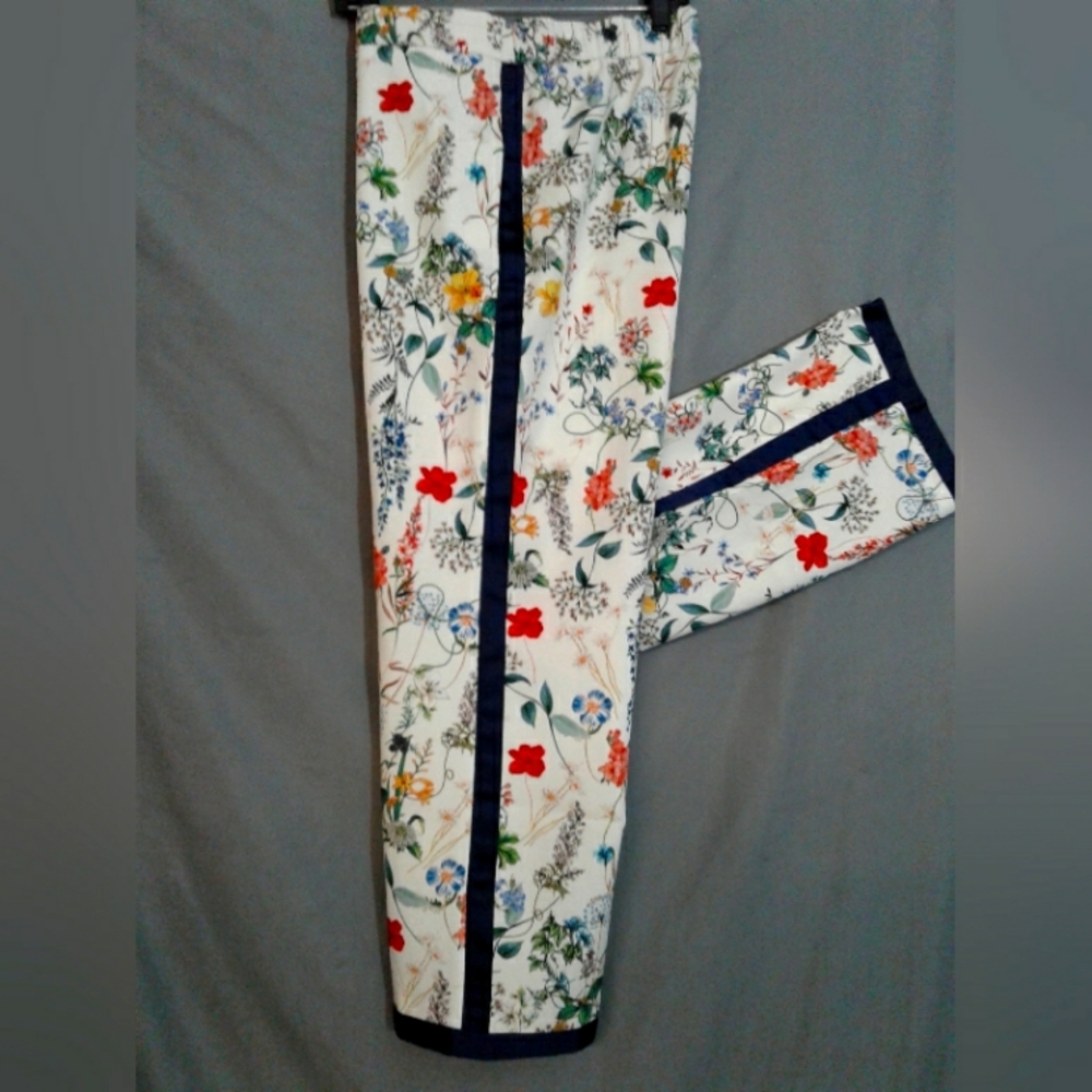 Seductive design by Baci floral print w navy side striped pants